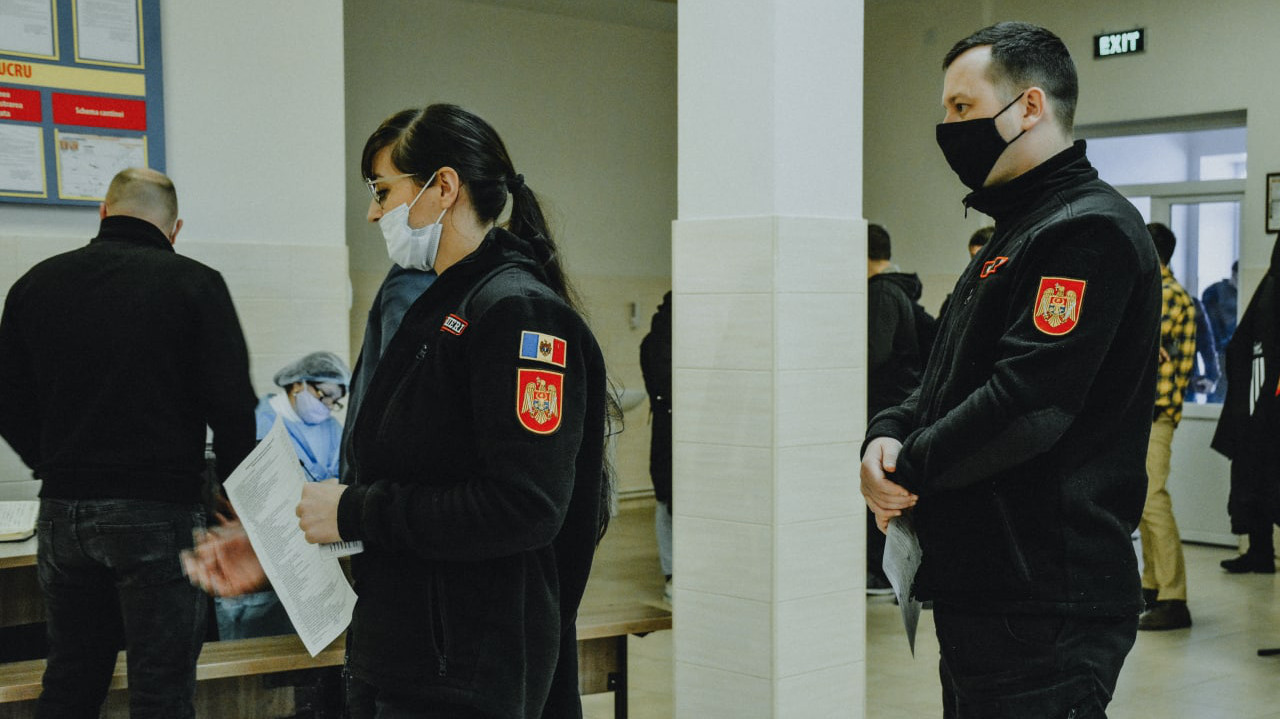 Peste 100 de carabinieri din Chișinău au donat sânge