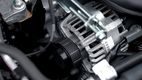 Ce se întâmplă dacă deconectezi bateria mașinii cu motorul pornit