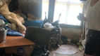 O femeie din Suceava a trăit trei ani închisă în podul casei cu câinii