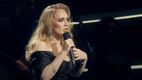 Adele a izbucnit în lacrimi pe scenă: Ce surpriză i s-a făcut