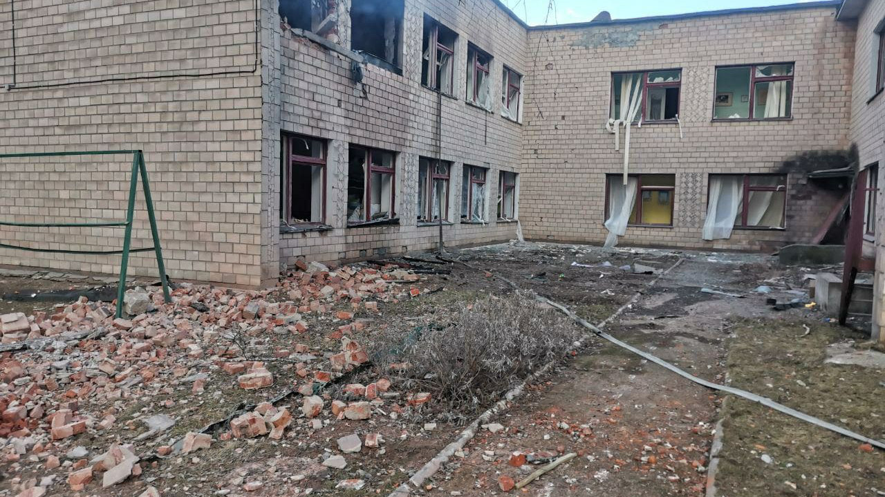 O grădiniță din nordul Ucrainei, distrusă de obuze trase de militari ruși