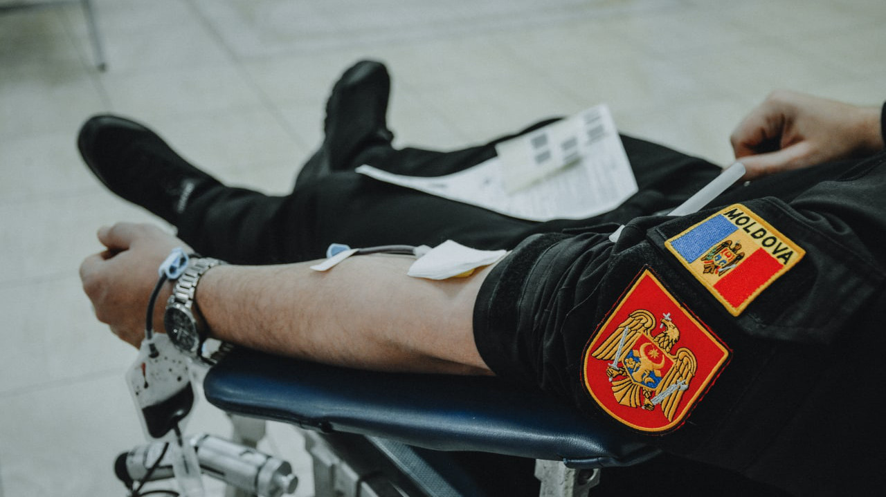 Peste 100 de carabinieri din Chișinău au donat sânge