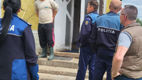 O femeie din Suceava a trăit trei ani închisă în podul casei cu câinii