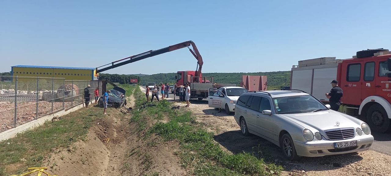 Accident rutier în raionul Strășeni: Un BMW s-a răsturnat
