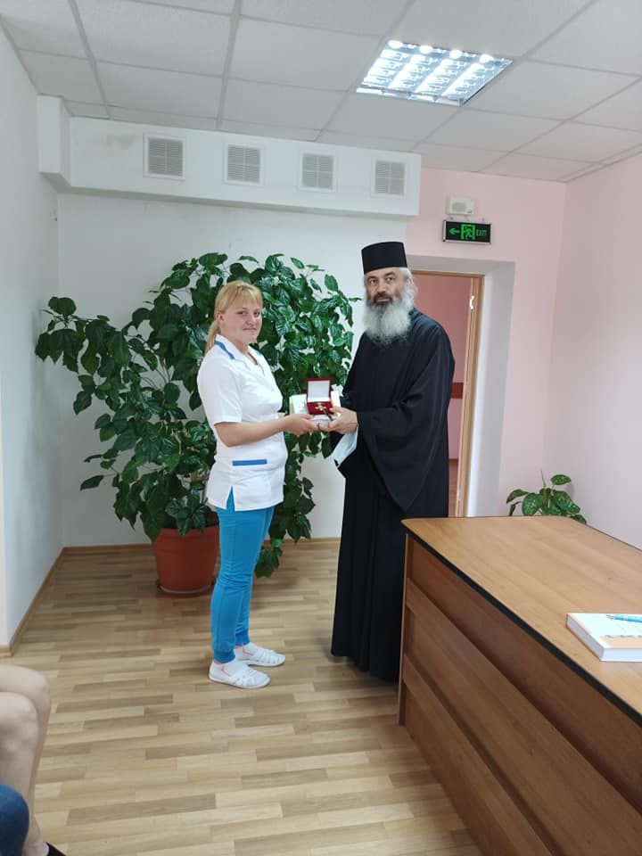 Episcopia de Bălți a decorat 5 lucrători medicali de la spitalul Glodeni