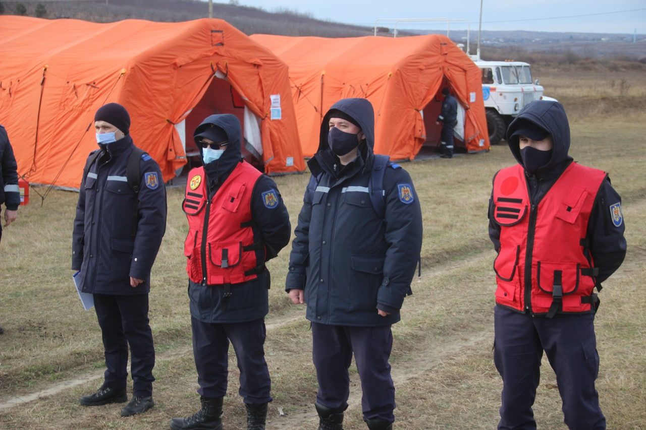 Peste 300 de salvatori din țară, ridicați pe alertă dis-de-dimineață
