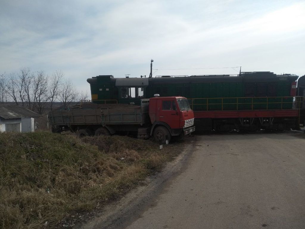 Accident feroviar la Briceni: Un tren s-a tamponat cu un camion