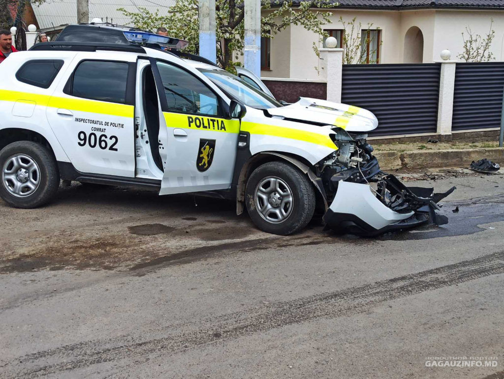 O mașină a Poliției, implicată în accident: Un om al legii a fost rănit
