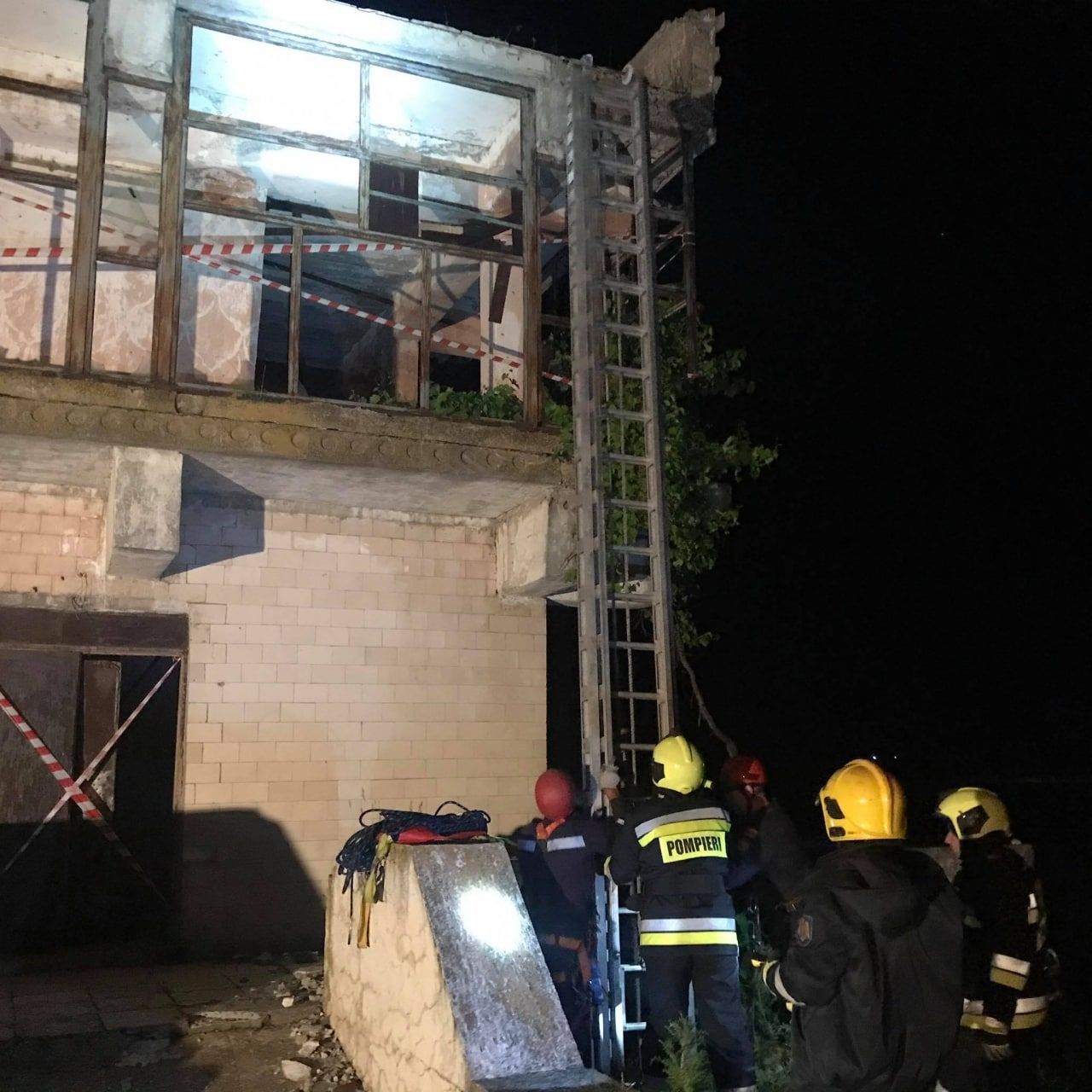 Exercițiu: Pompierii au salvat oameni de sub dărâmături și din fântâni