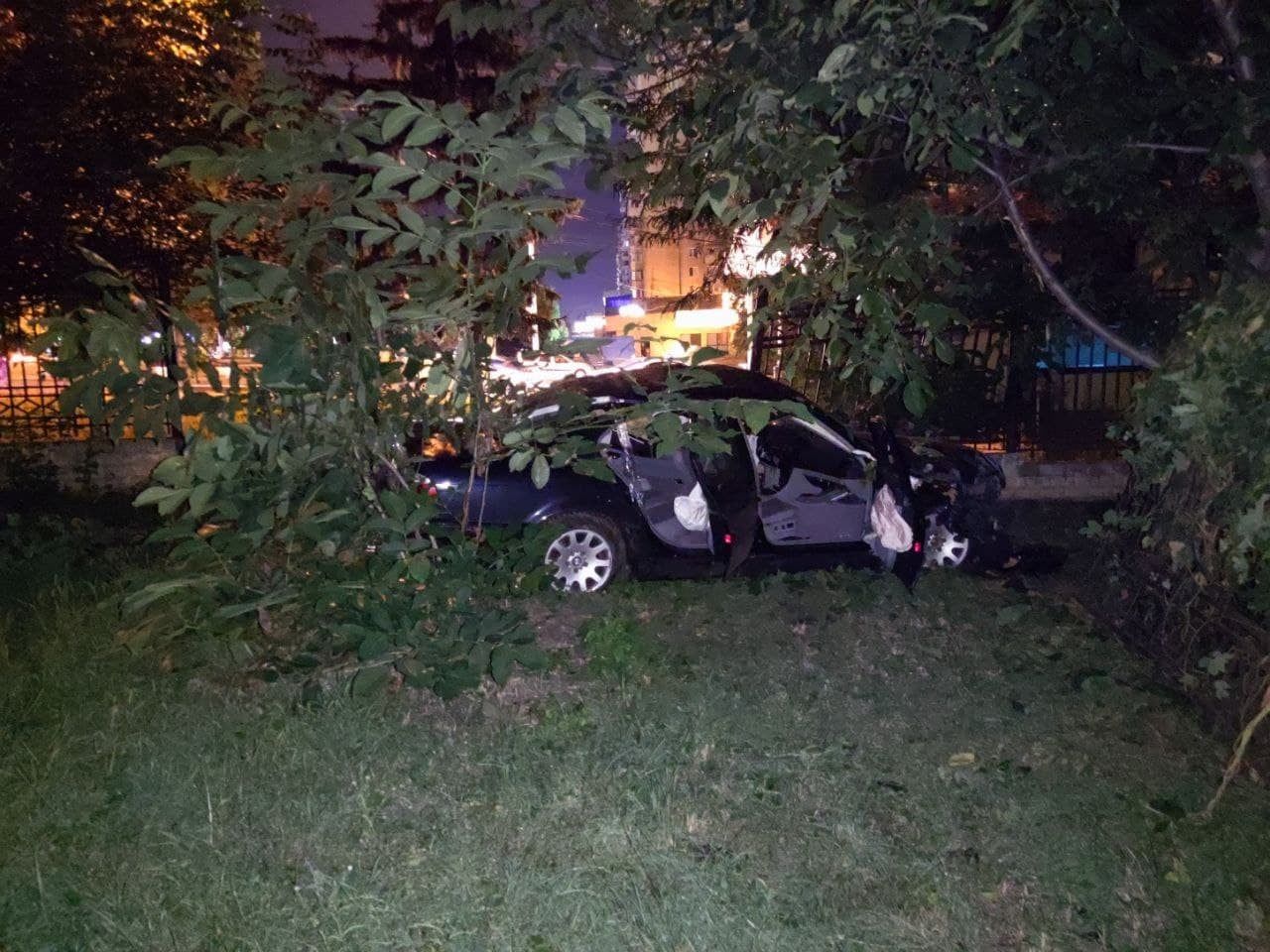 Accident grav la Botanica: Un BMW a intrat în gard. Șoferul în reanimare