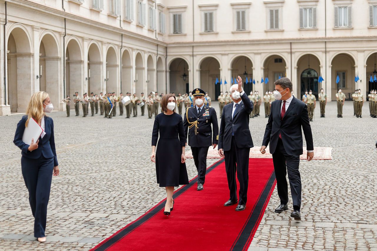 Primele imagini cu președinta Maia Sandu pe covorul roșu de la Roma