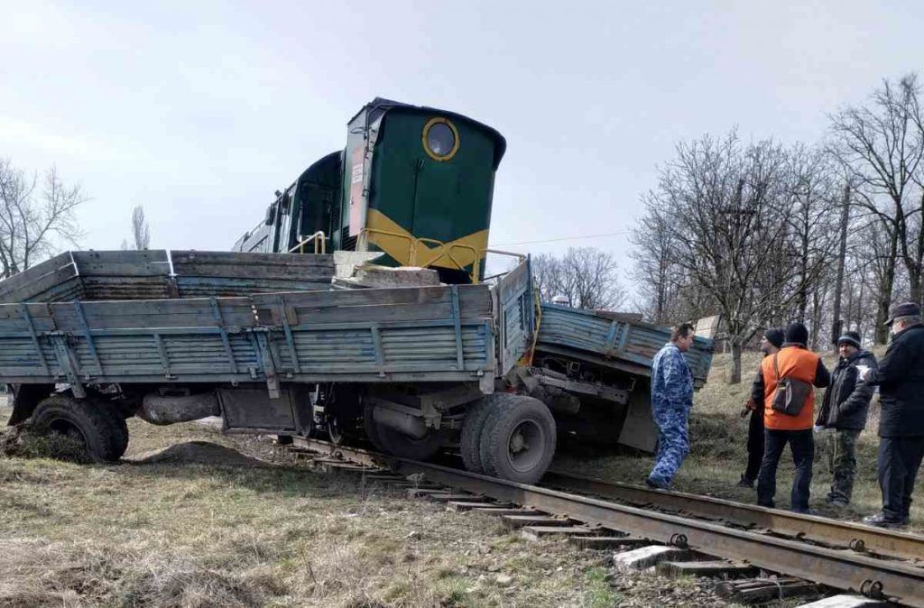 Accident feroviar la Briceni: Un tren s-a tamponat cu un camion