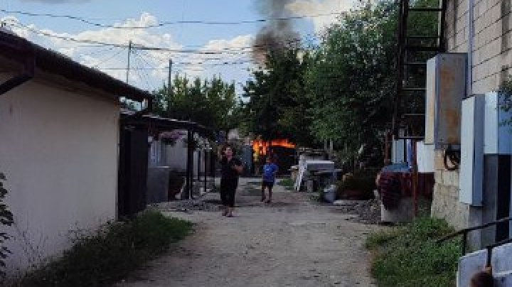 Un şopron cu lemne a luat foc în Strășeni 2 gallery images