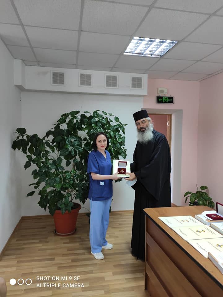 Episcopia de Bălți a decorat 5 lucrători medicali de la spitalul Glodeni