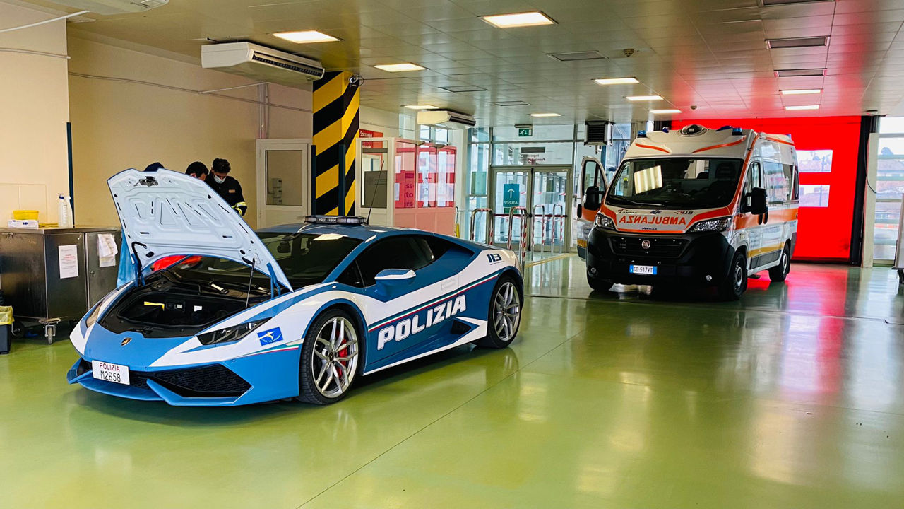 Livrare specială: Polițiștii italieni au transportat cu un Lamborghini doi rinichi