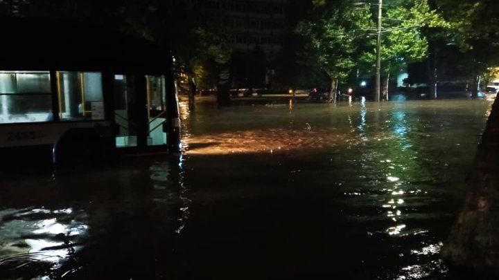 Potop în Capitală după ploaia de joi seara. Mașinile au plutit prin apă