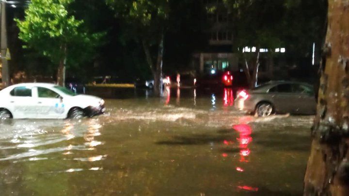 Potop în Capitală după ploaia de joi seara. Mașinile au plutit prin apă