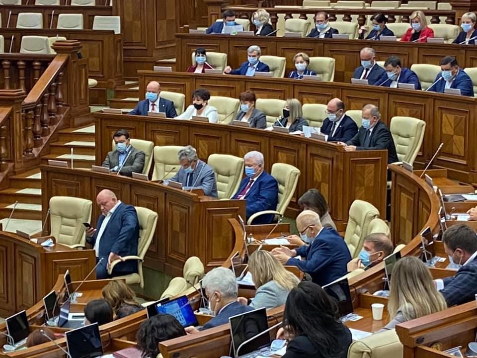 Jurnalist român în Parlamentul R. Moldova: Unii deputați nu poartă măști