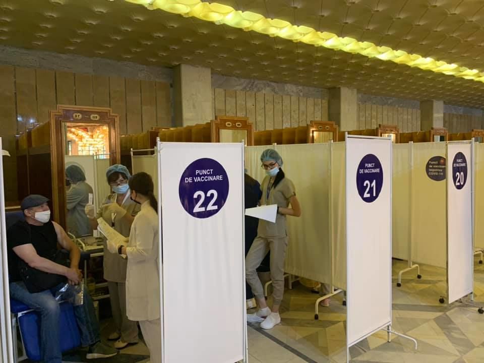 Rând la imunizare: Zeci de oameni au venit la maratonul de vaccinare
