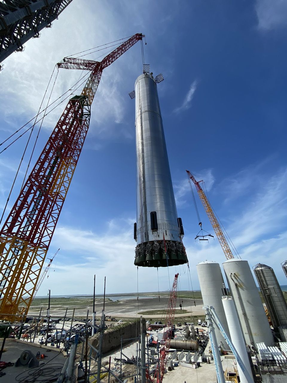 Musk a publicat fotografii cu racheta Super Heavy cu motoare Raptor