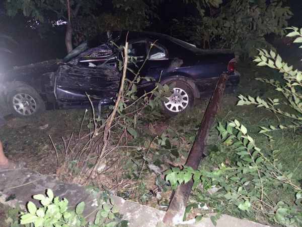 Accident grav la Botanica: Un BMW a intrat în gard. Șoferul în reanimare