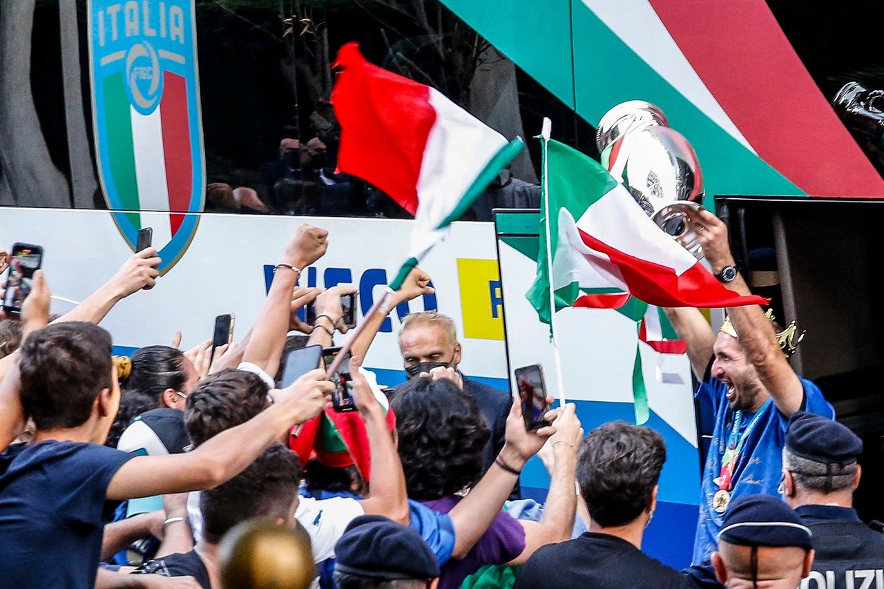 Italia s-a întors cu trofeul EURO 2020: Jucătorii, primiți ca niște eroi