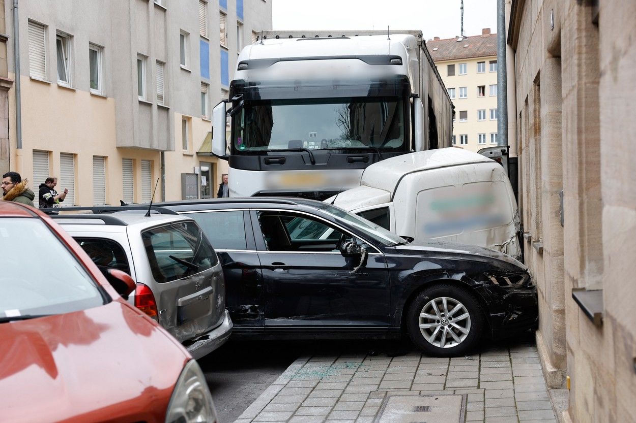 Germania: Un TIR condus de un șofer beat a spulberat 31 de mașini