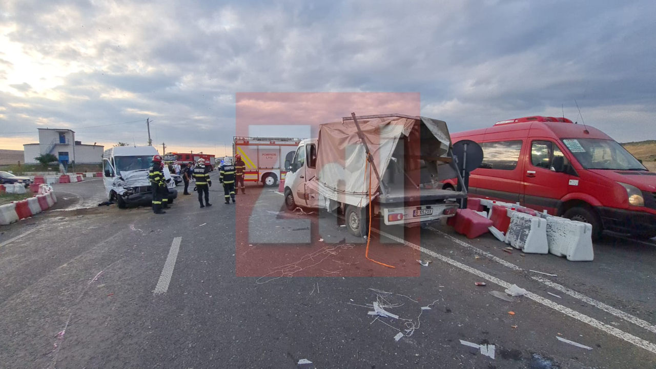Un microbuz cu moldoveni s-a izbit de o camionetă la Iași: 13 răniți