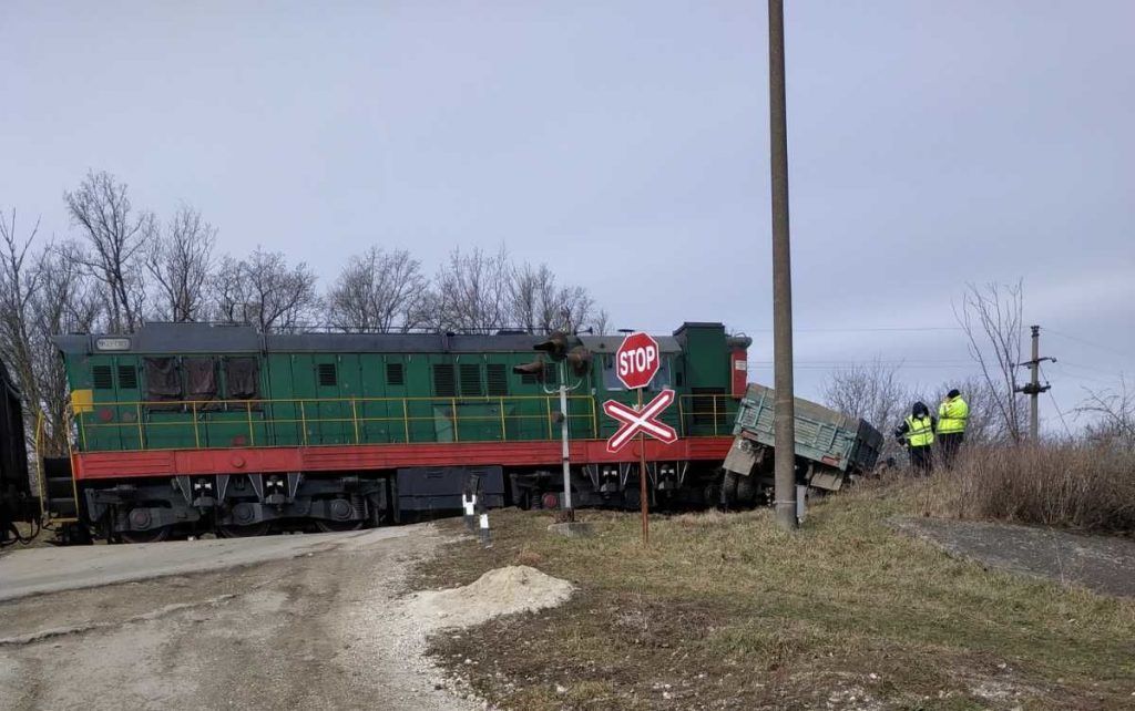 Accident feroviar la Briceni: Un tren s-a tamponat cu un camion