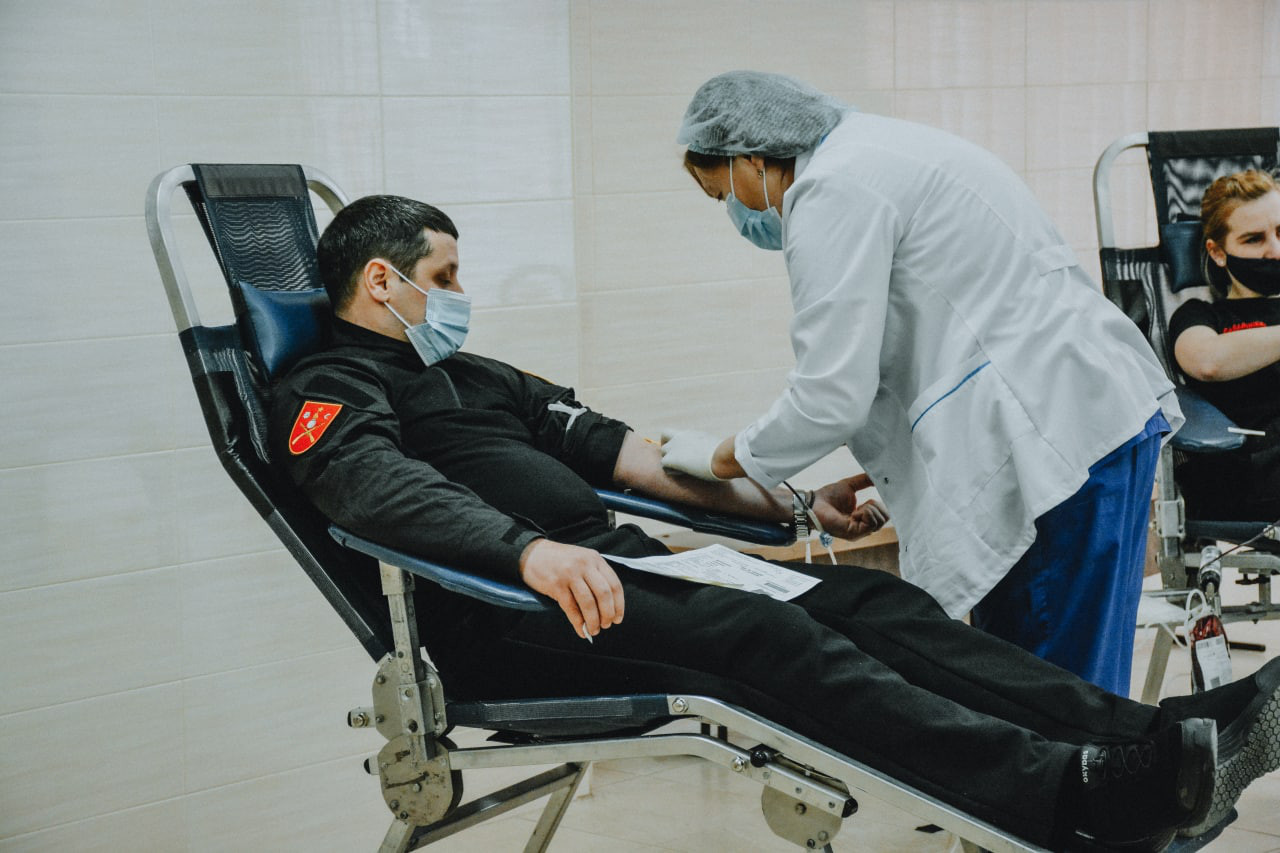 Peste 100 de carabinieri din Chișinău au donat sânge