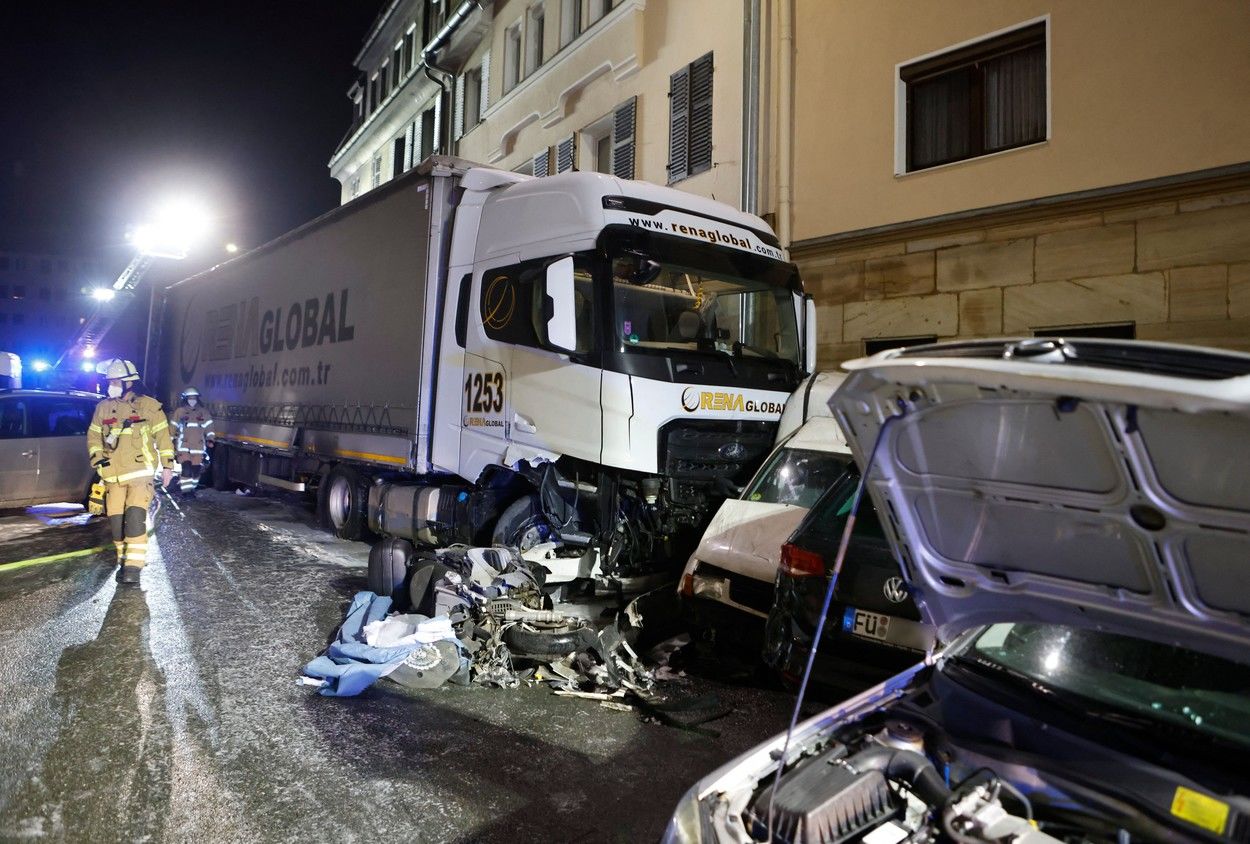Germania: Un TIR condus de un șofer beat a spulberat 31 de mașini