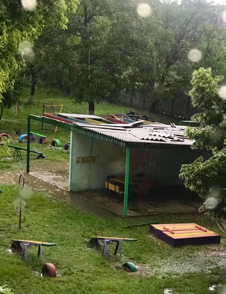 Prăpăd la Ungheni: Ploaia cu grindină a distrus grădini și a rupt copaci