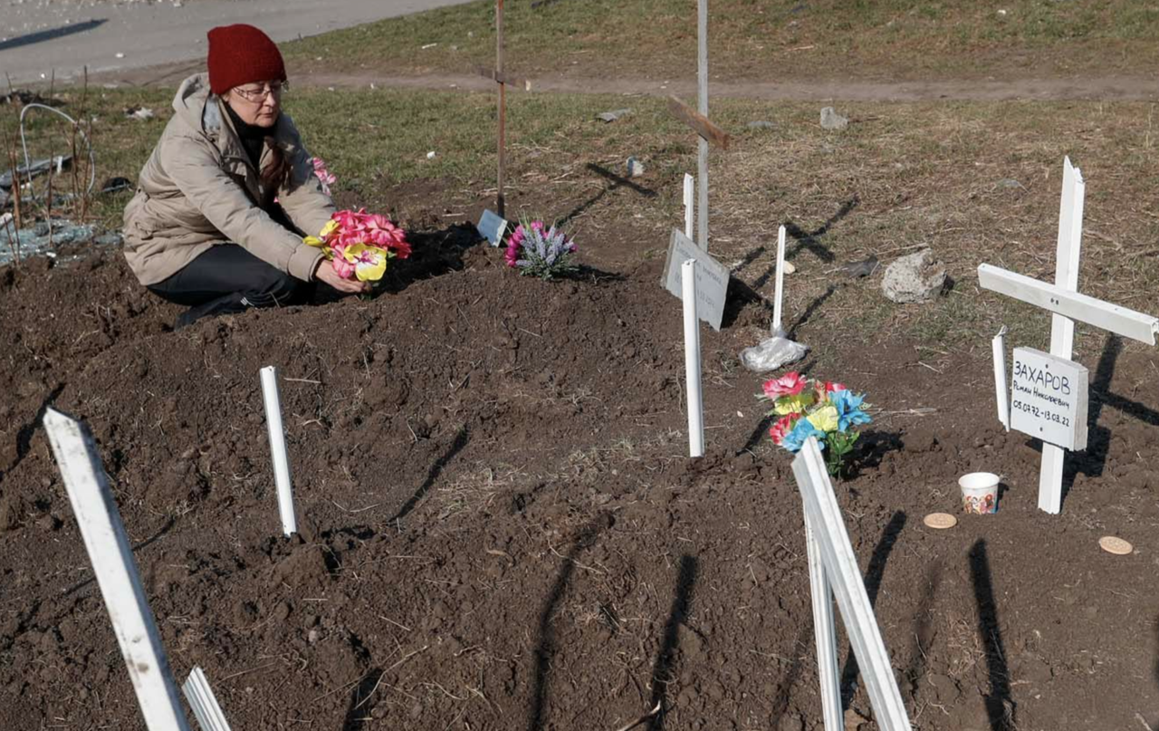 Умершим солдатам. Могилы в Мариуполе. Жителей Мариуполя хоронят.