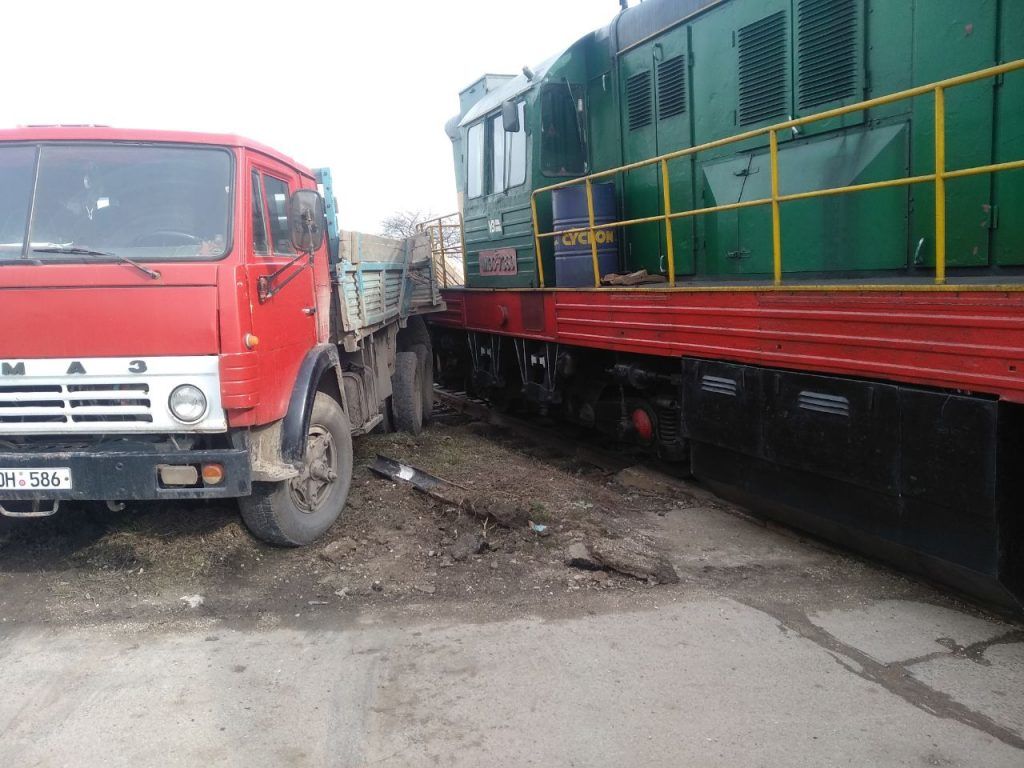 Accident feroviar la Briceni: Un tren s-a tamponat cu un camion