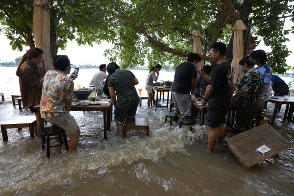 Restaurantul în care apa plutește, atracția turiștilor din Thailanda