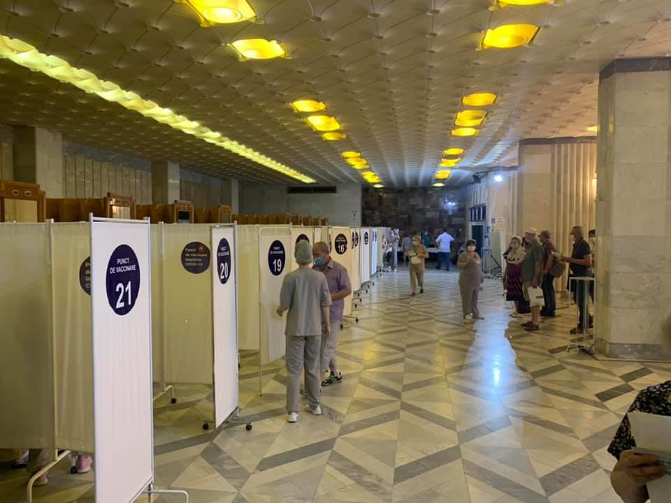 Rând la imunizare: Zeci de oameni au venit la maratonul de vaccinare