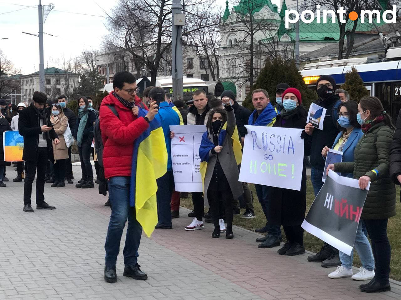 Праздники 08.02 2024. Митинг с плакатами. Митинги в России. Митинги у украинского посольства в Кишиневе. Люди на митинге.