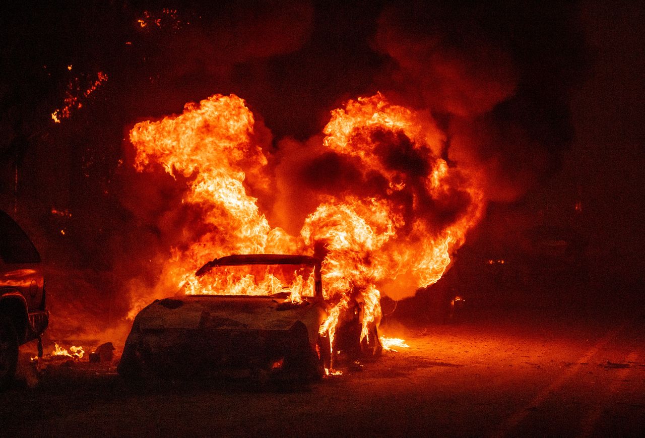 Cel mai mare incendiu din California își generează propria climă