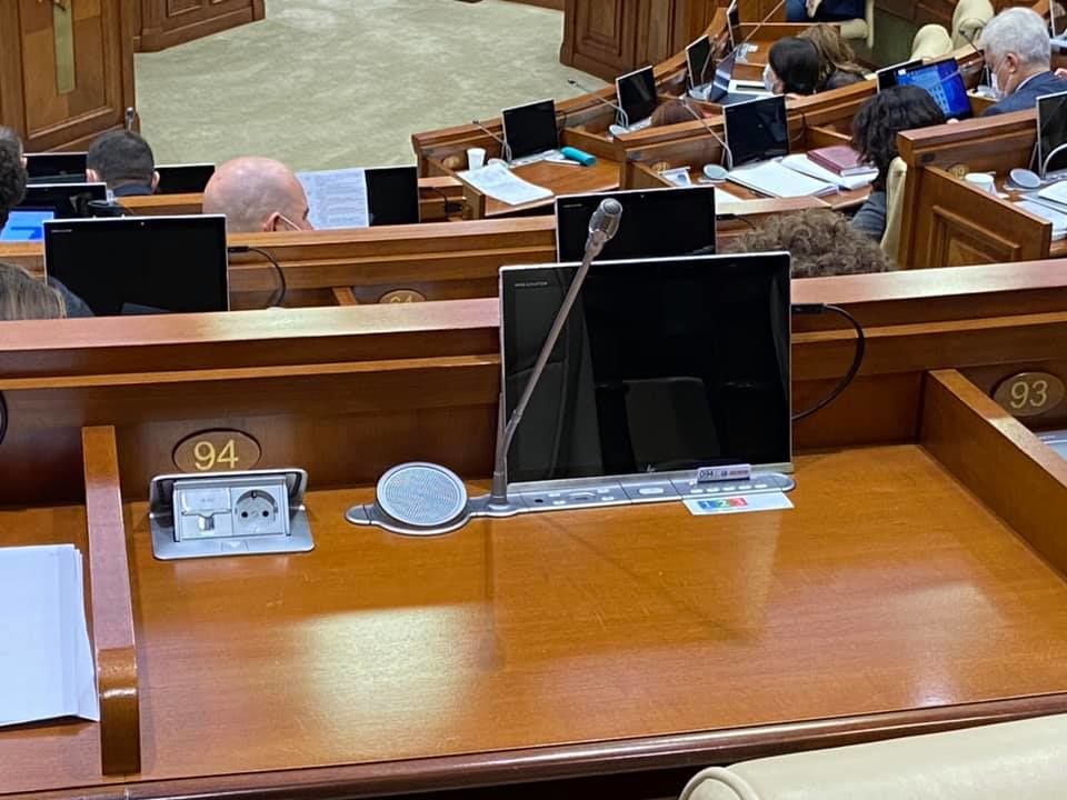 Jurnalist român în Parlamentul R. Moldova: Unii deputați nu poartă măști