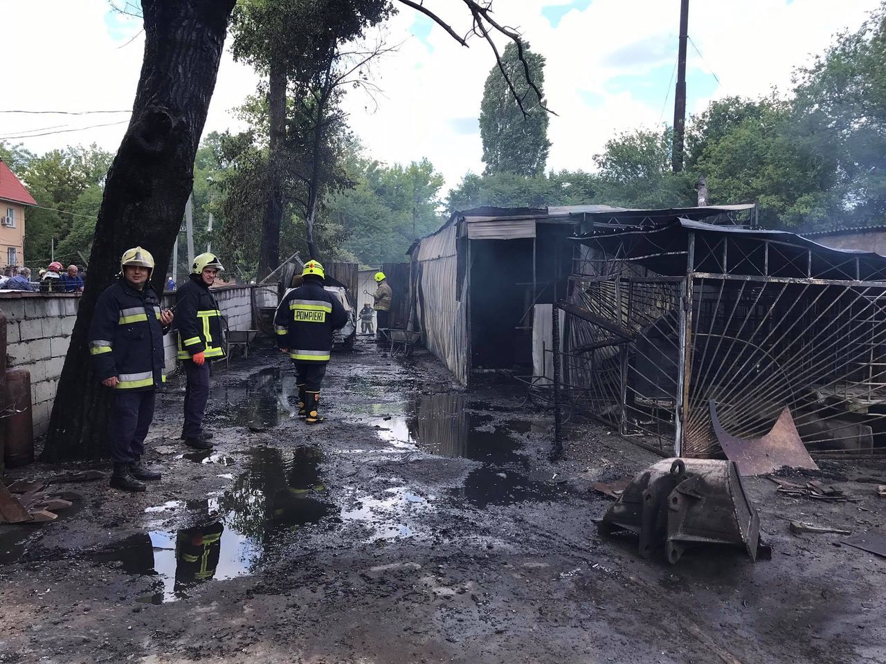 Un depozit din sectorul Ciocana, cuprins de flăcări: Primele imagini