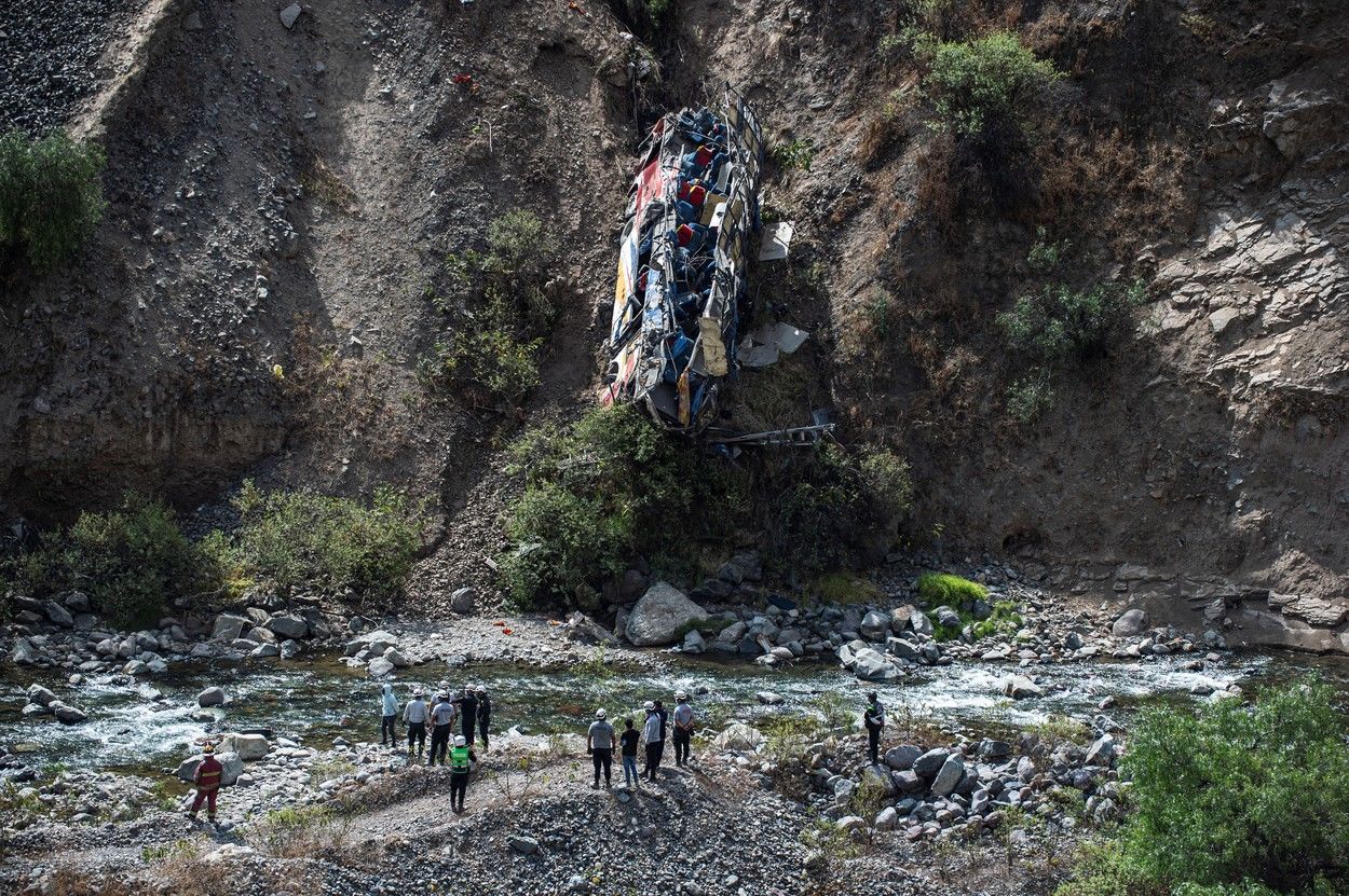 Accident în Peru: 32 de morți după ce un autobuz a căzut într-o prăpastie