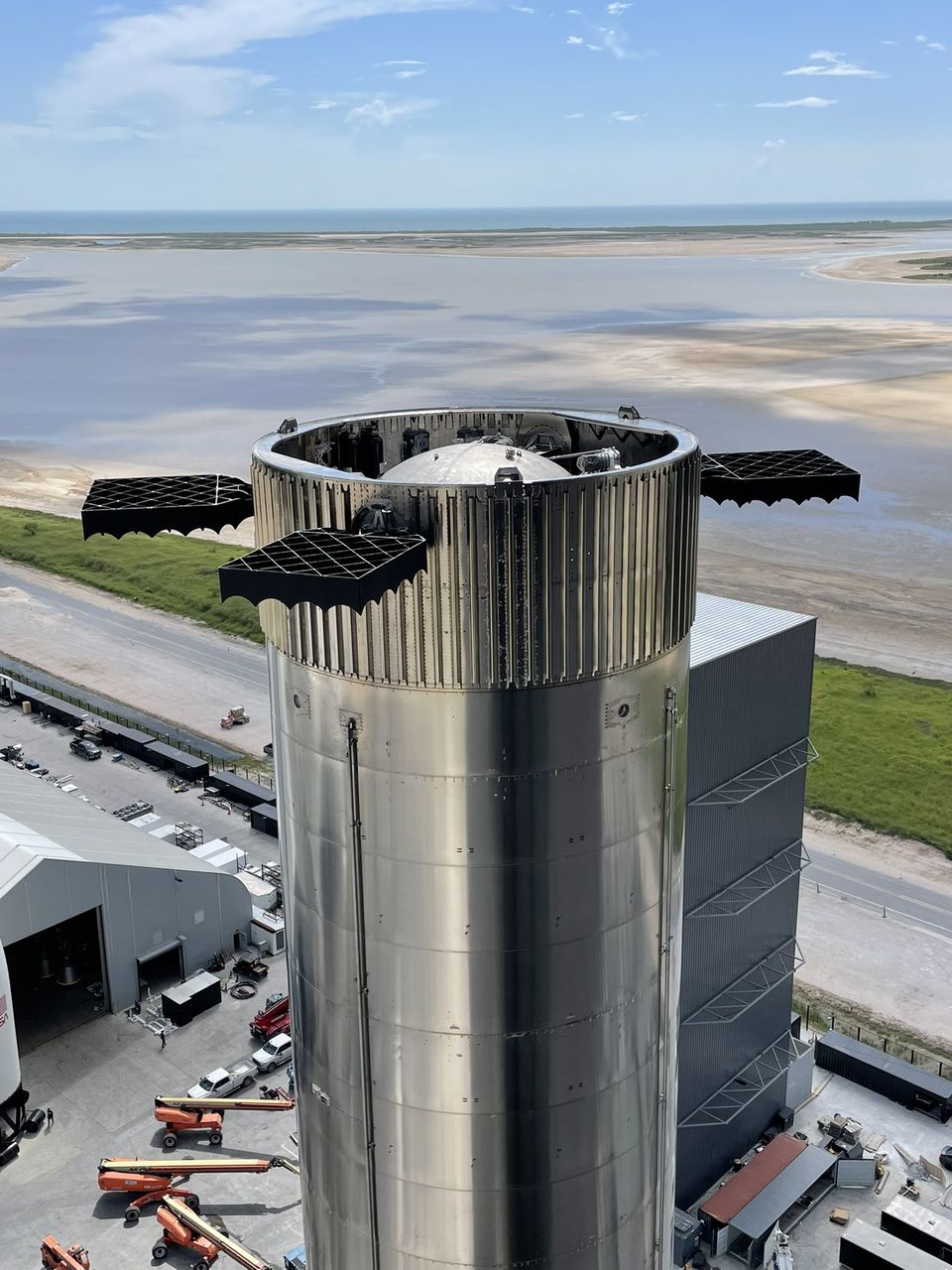 Musk a publicat fotografii cu racheta Super Heavy cu motoare Raptor