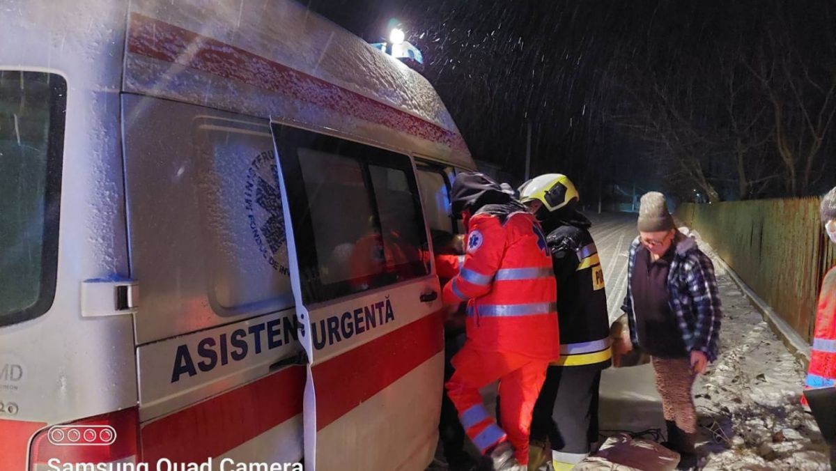 Проблемы на трассах: Машины скорой помощи застряли в снегу