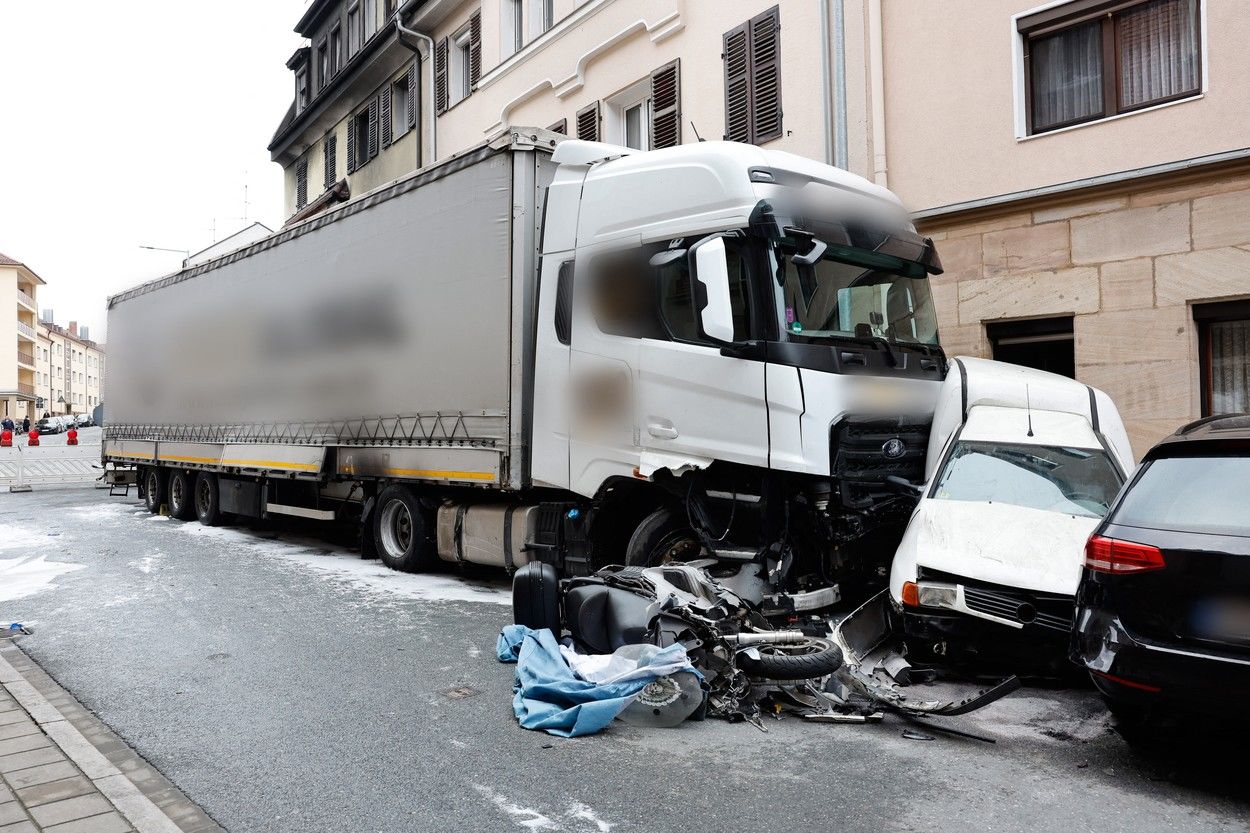 Germania: Un TIR condus de un șofer beat a spulberat 31 de mașini