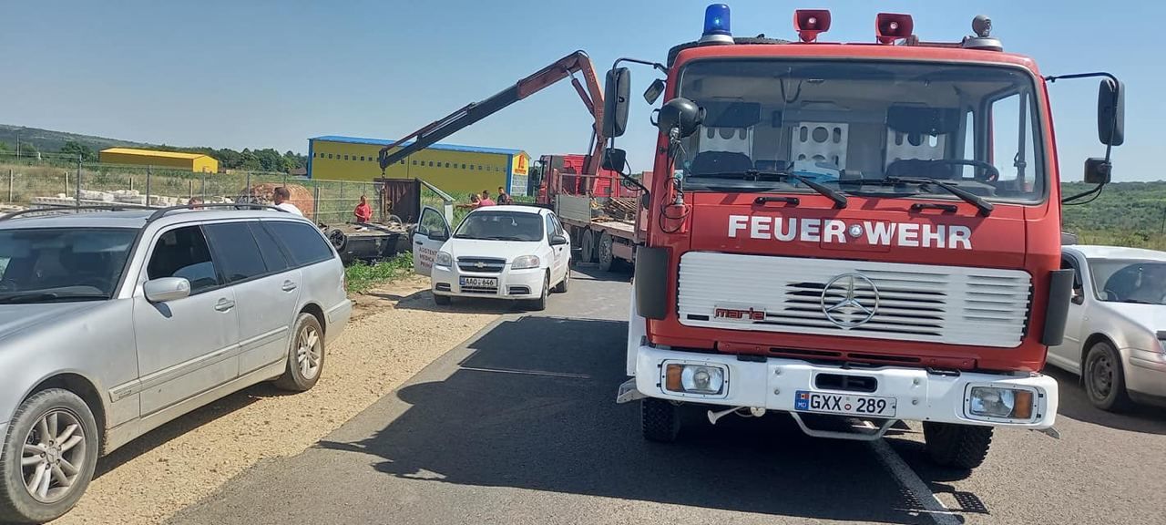 Accident rutier în raionul Strășeni: Un BMW s-a răsturnat