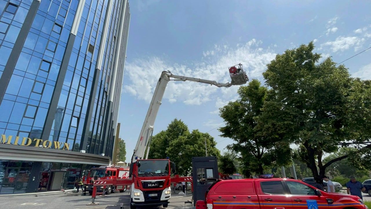 Incendiu la un bloc de locuit din Capitală: 6 echipaje au intervenit