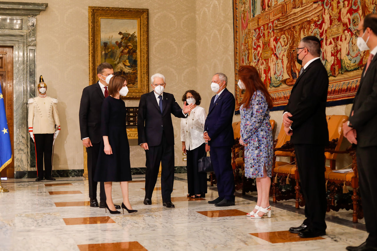 Primele imagini cu președinta Maia Sandu pe covorul roșu de la Roma