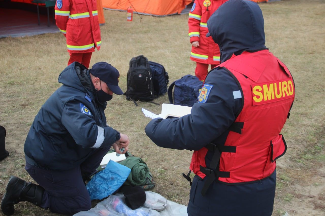 Peste 300 de salvatori din țară, ridicați pe alertă dis-de-dimineață