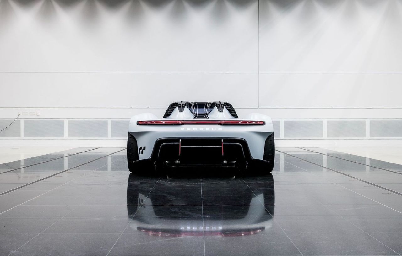 Porsche prezintă Vision GT, un concept creat pentru jocul Gran Turismo 7