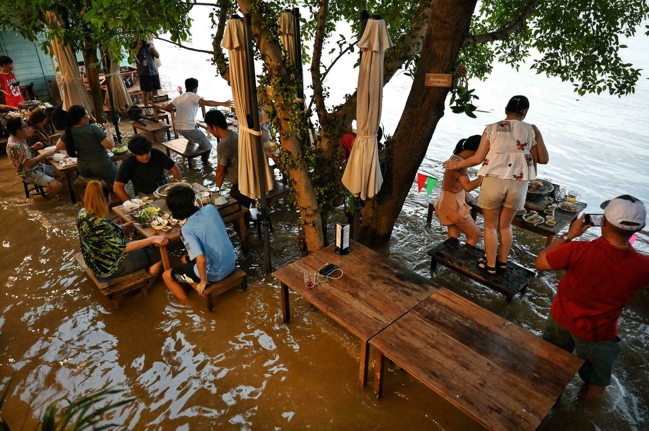 Restaurantul în care apa plutește, atracția turiștilor din Thailanda